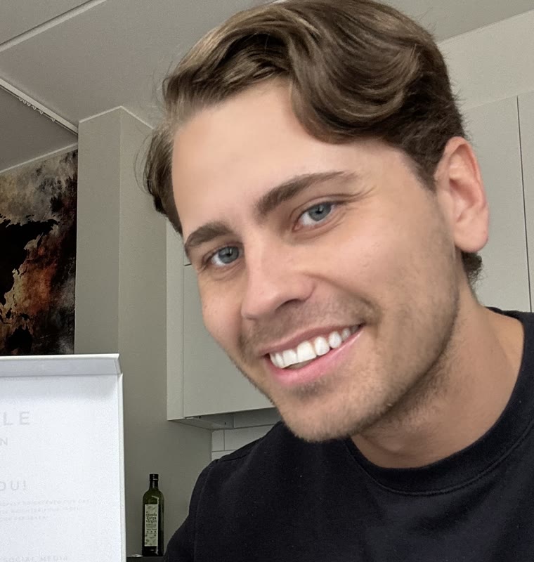 Christoffer Gustavsson smiler ved siden af det åbnede startsæt til tandblegning